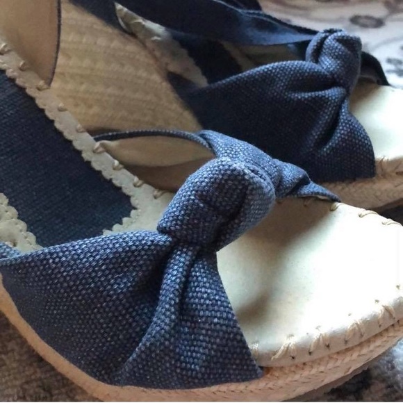 ⬇️⬇️⬇️ Lace Up Wedge Sandals Size 7! - Picture 3 of 3